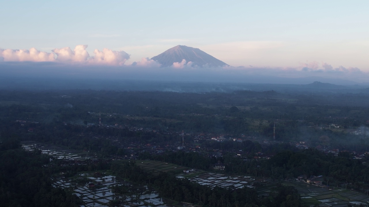 远处的阿贡火山，黑色的风景，村庄和稻田视频素材