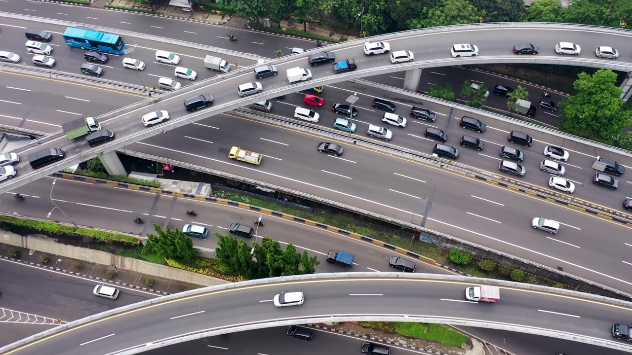 从上到下的高速公路交汇处的空中视图。镜头旋转拍摄视频素材