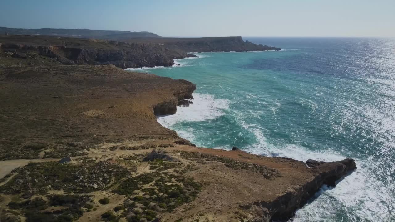 4k无人机-地中海海浪撞击马耳他崎岖的海岸。视频素材