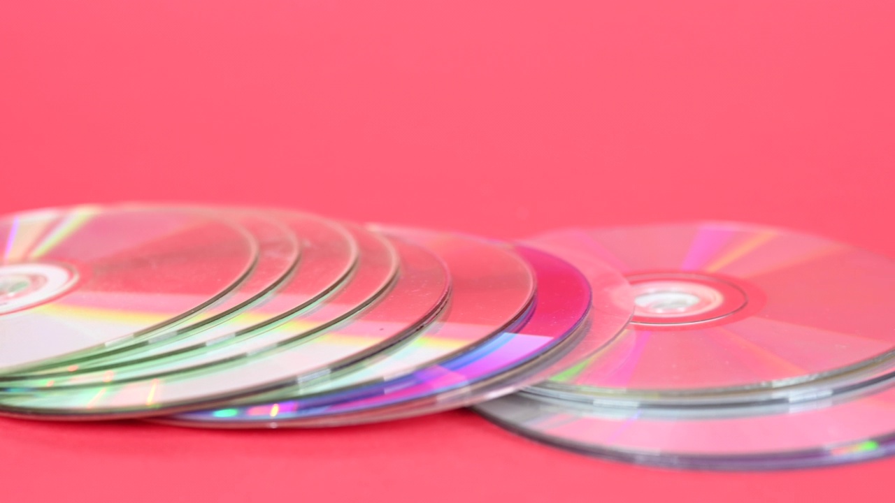 红纸上的一堆dvd…学习用品。视频素材画面1