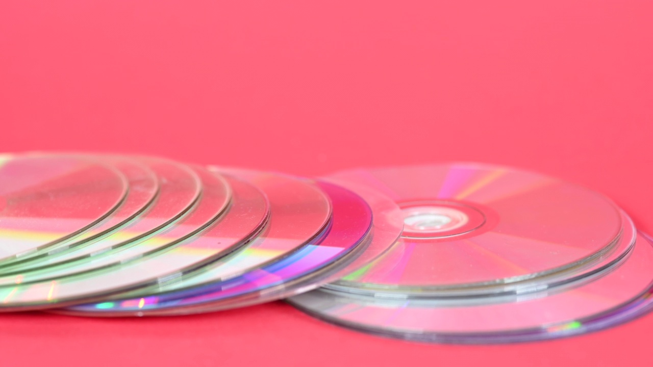红纸上的一堆dvd…学习用品。视频素材画面2