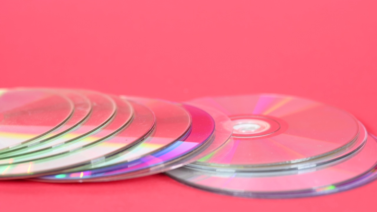 红纸上的一堆dvd…学习用品。视频素材画面3