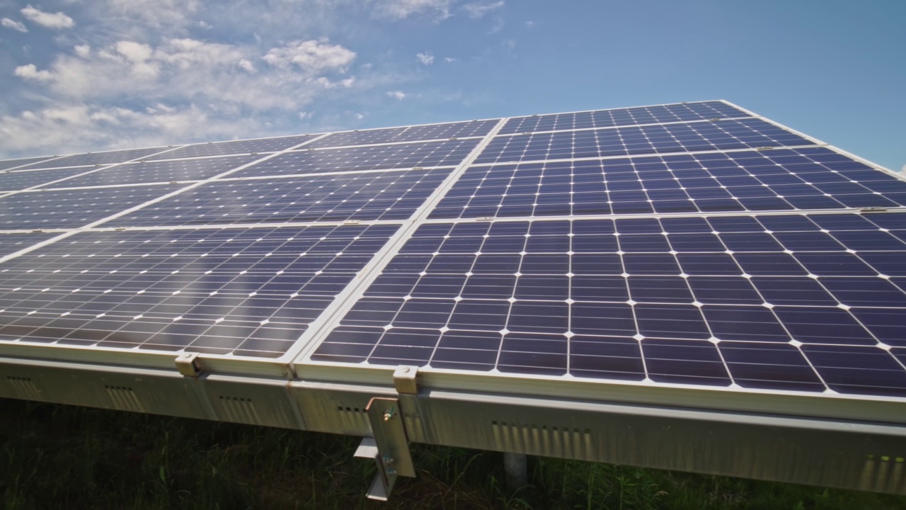 生产太阳能的大型工业农场。绿色能源的太阳能电池板技术通过减少森林砍伐来对抗气候变化和环境影响。视频素材