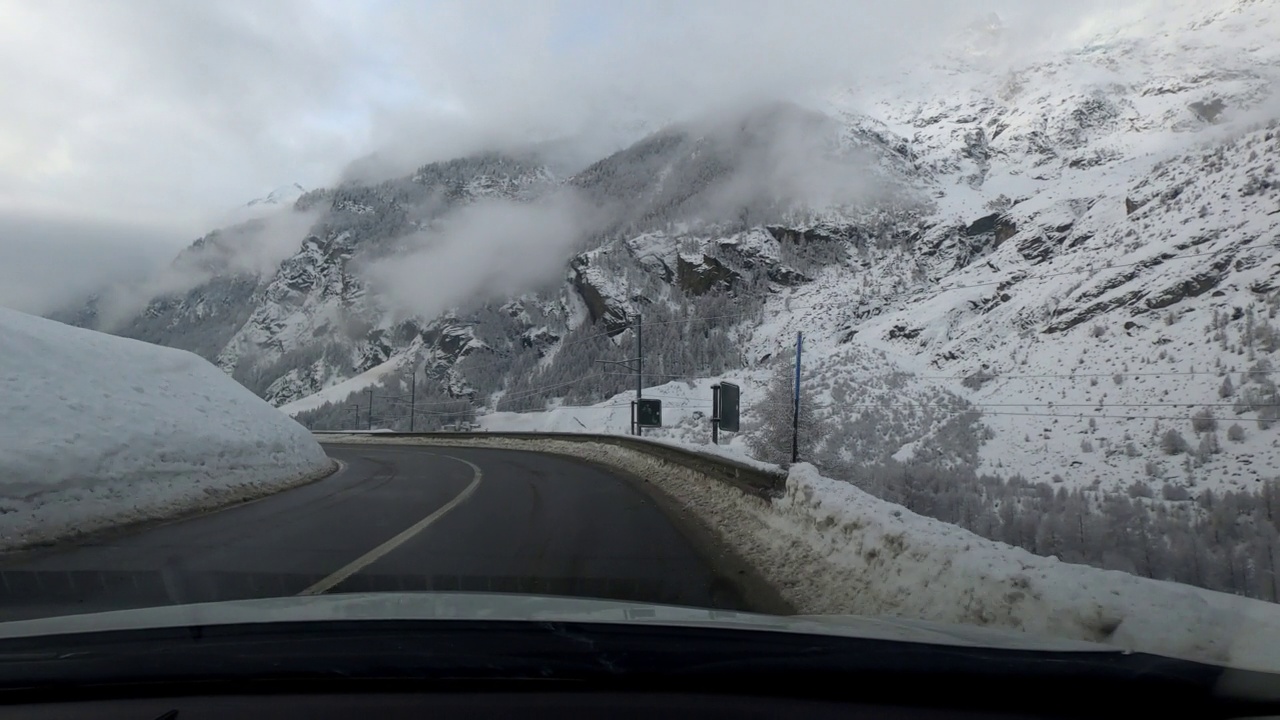 冬天天气不好，开车去采尔马特。这条路没有雪，但风景被雪覆盖了。视频素材