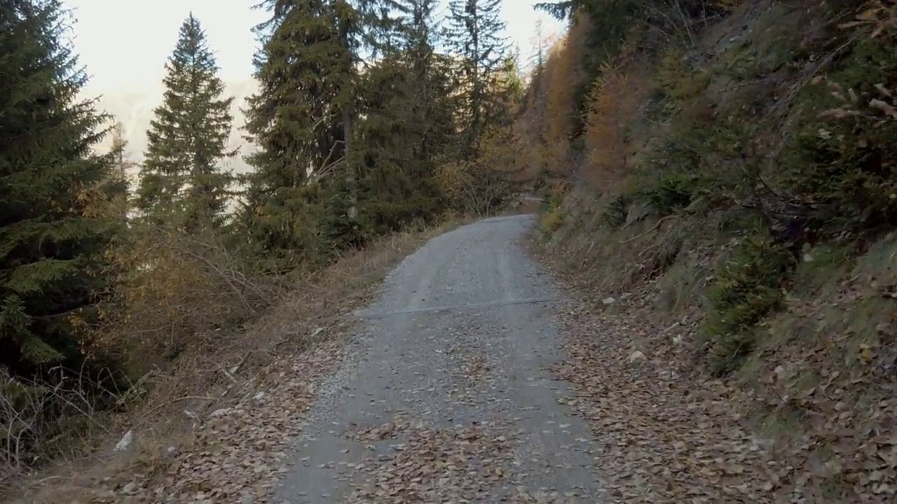 瑞士山区美丽的山路。视频素材