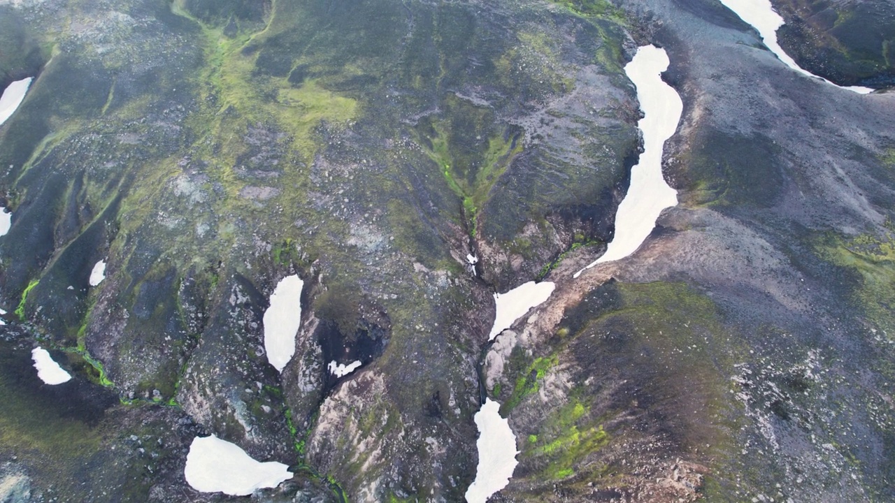 冰岛高地上长满苔藓的火山荒野山和河流冰川的鸟瞰图视频素材