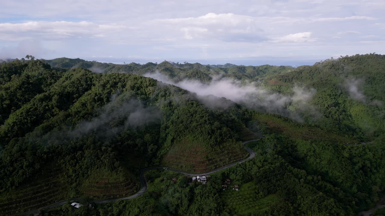 泰国南省雾蒙蒙的山景鸟瞰图视频素材