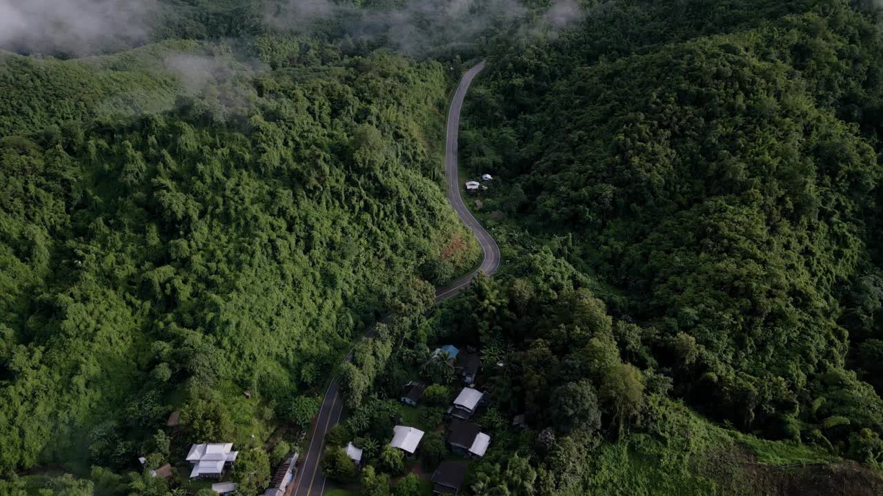 泰国南省雾蒙蒙的山景鸟瞰图视频素材