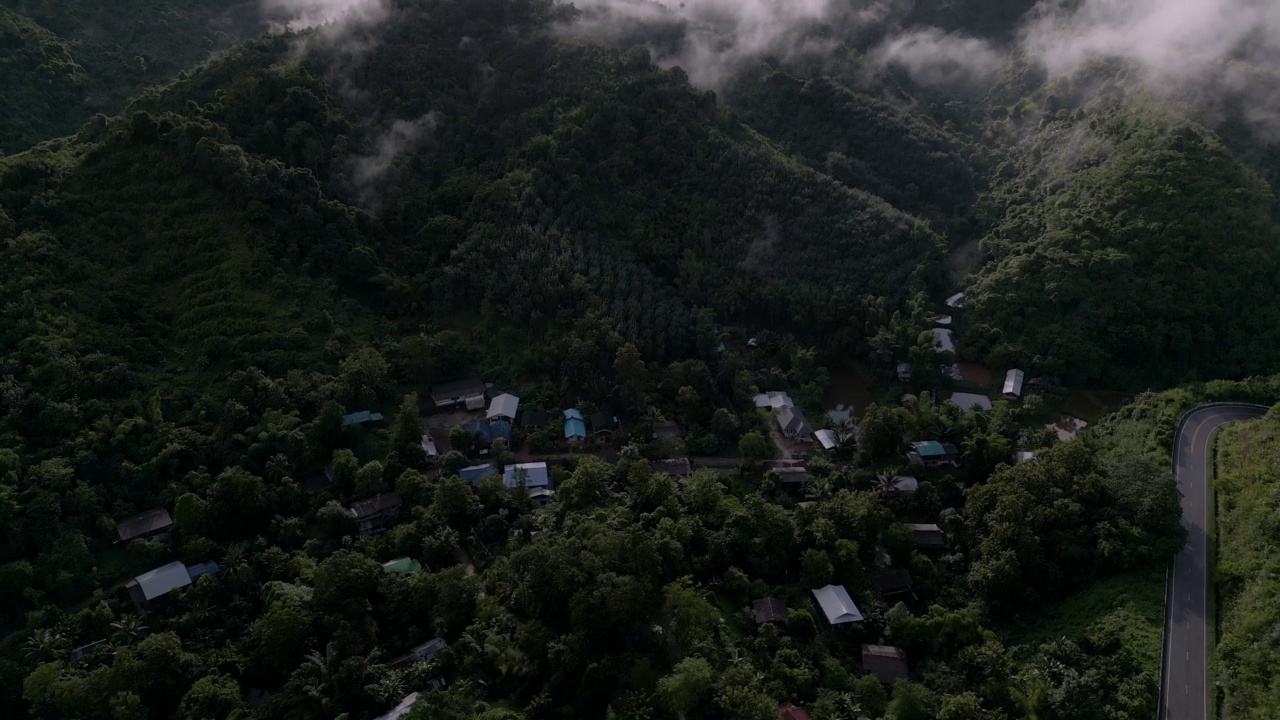 泰国南省雾蒙蒙的山景鸟瞰图视频素材