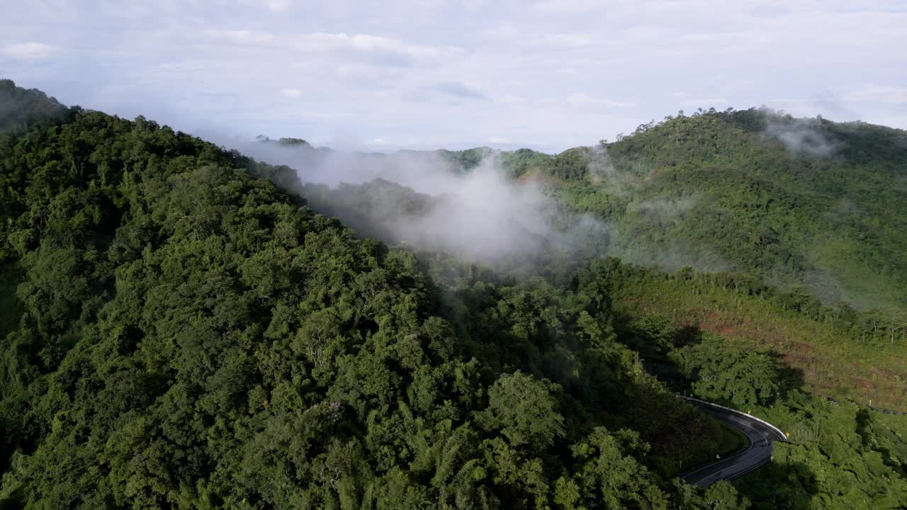 泰国南省雾蒙蒙的山景鸟瞰图视频素材