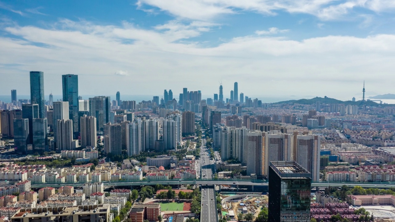 4K分辨率快速运动延时。无人机视角的青岛城市景观，山东省，中国视频素材