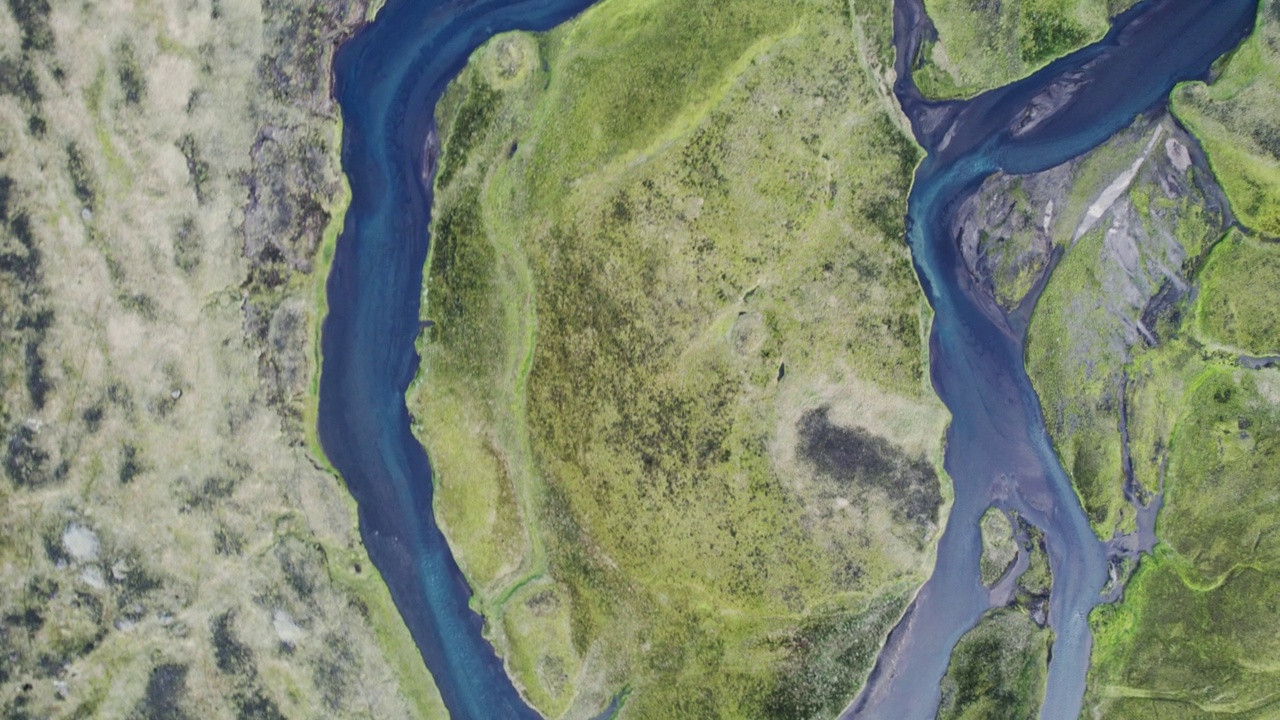 火山长满苔藓的荒野和流经冰岛高地的河流冰川视频素材