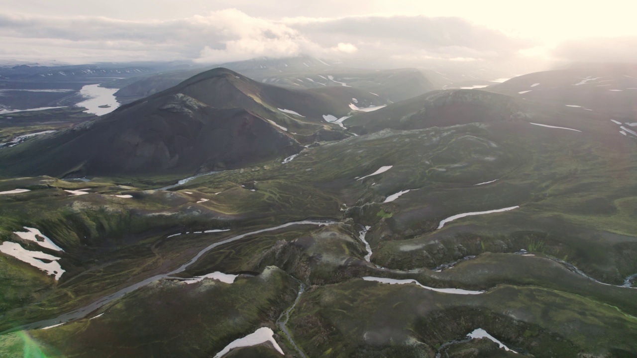 冰岛高地上，Raudibotn火山口和Holmsarfossar火山苔藓荒野上的日落鸟瞰图视频素材