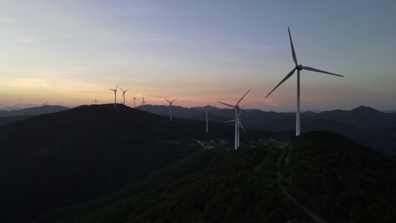 高空鸟瞰图:高山上的风力发电机组群视频素材