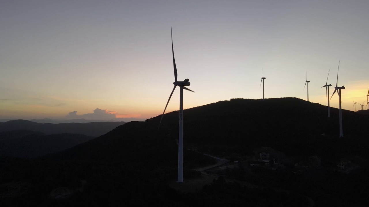 高空鸟瞰图:高山上的风力发电机组群视频素材