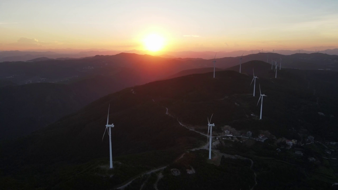 高空鸟瞰图:高山上的风力发电机组群视频素材