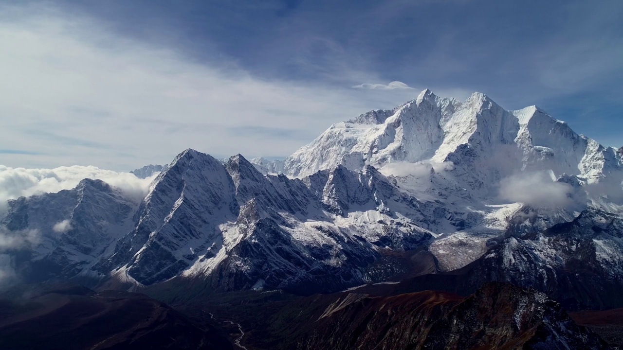 航拍的雪山在喜马拉雅山，西藏，中国，在云中飞行。视频素材