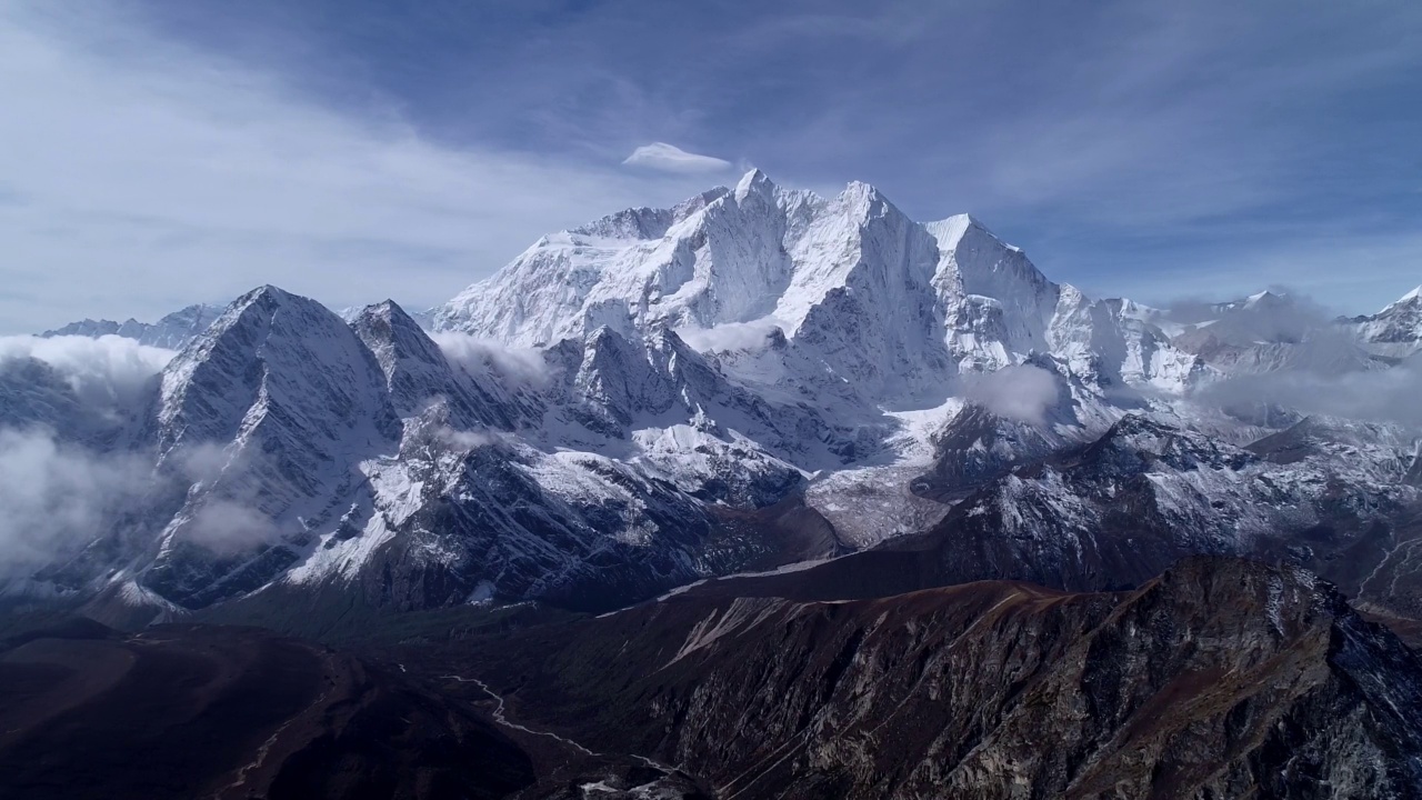 航拍的雪山在喜马拉雅山，西藏，中国，在云中飞行。视频素材