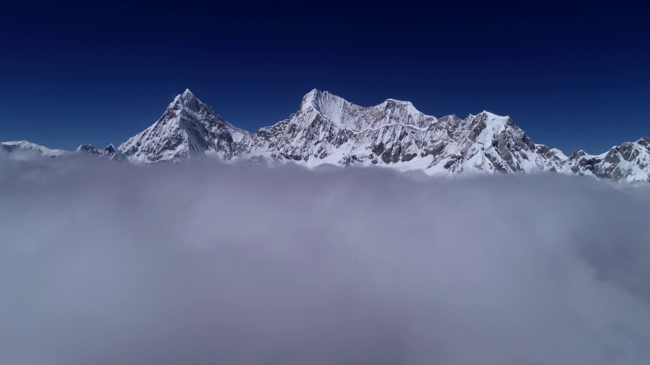 航拍的雪山在喜马拉雅山，西藏，中国，在云中飞行。视频素材