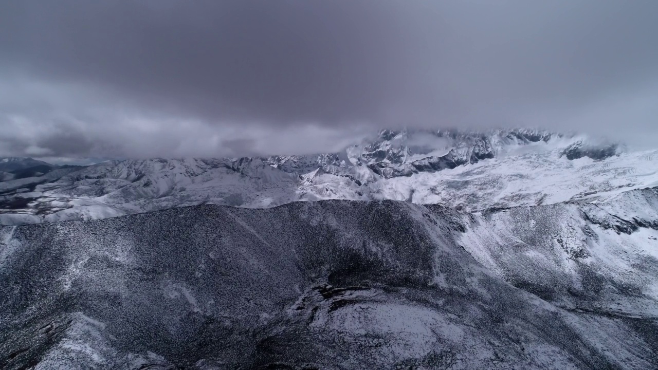 航拍的雪山在喜马拉雅山，西藏，中国，在云中飞行。视频素材