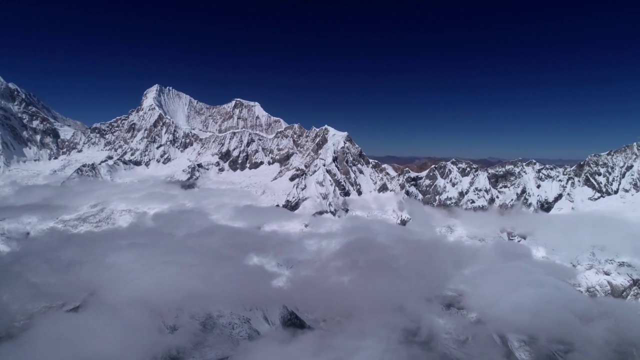 航拍的雪山在喜马拉雅山，西藏，中国，在云中飞行。视频素材