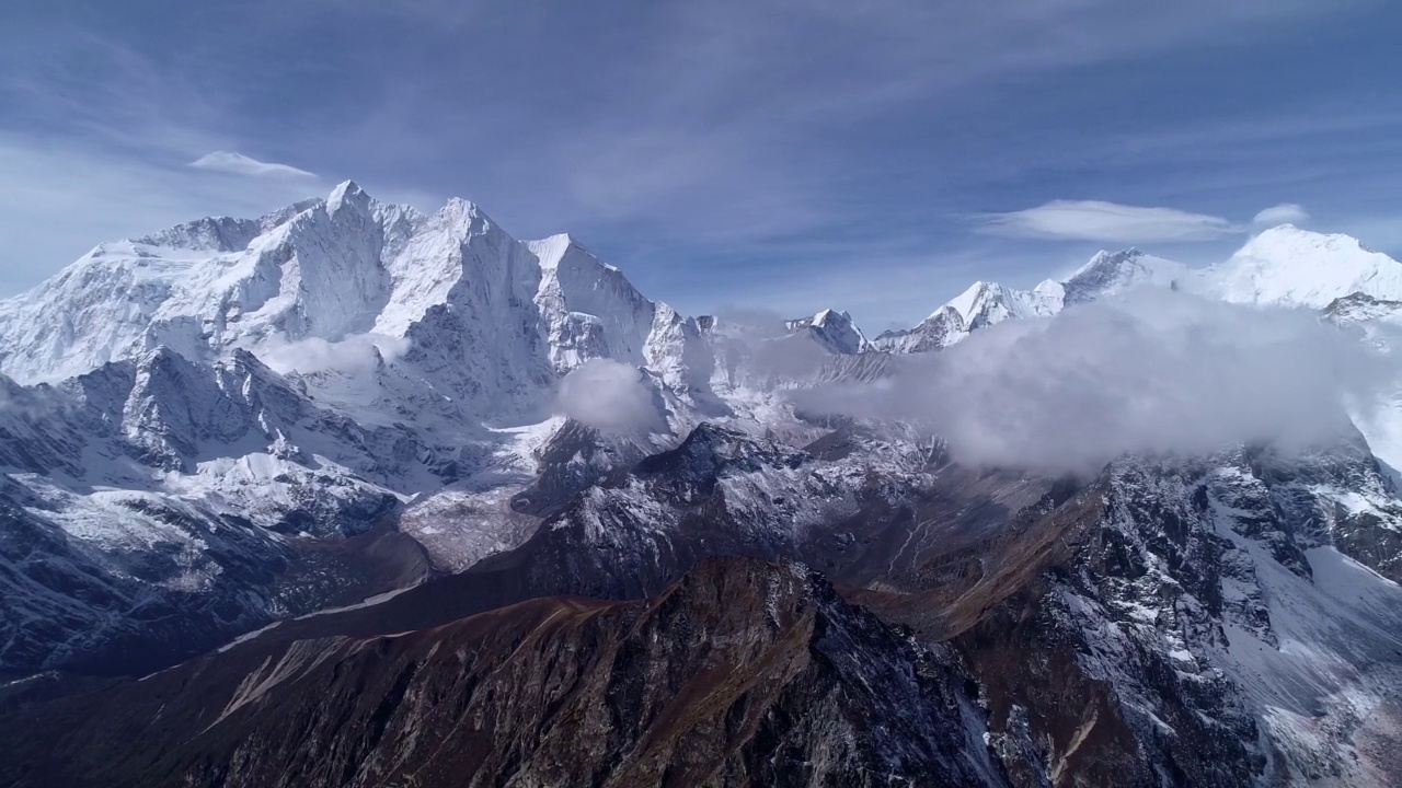 航拍的雪山在喜马拉雅山，西藏，中国，在云中飞行。视频素材