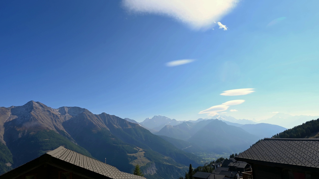 屋顶、山和天空的景观。Bettmeralp,瑞士。真正的时间。视频素材