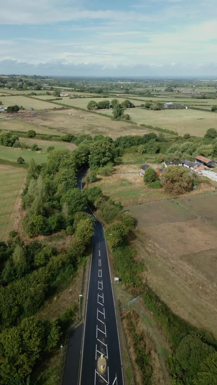 白天道路的鸟瞰图视频素材