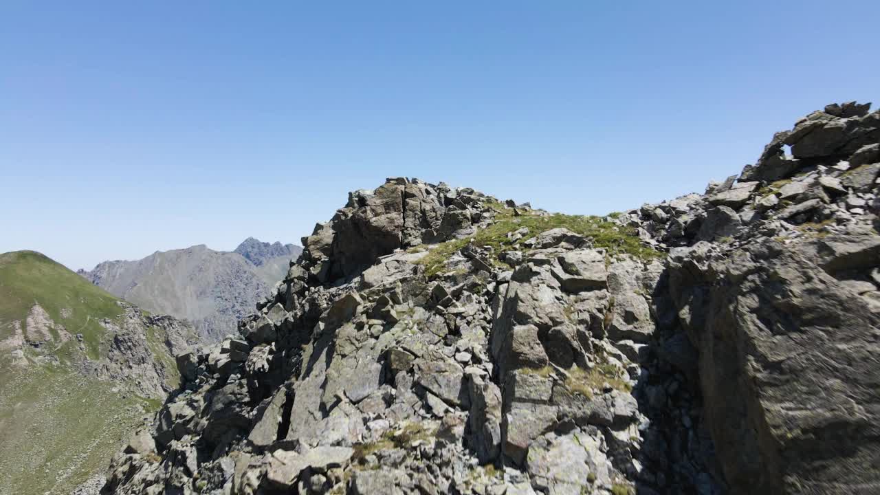 高空鸟瞰高地与落基山脉和在一个阳光明媚的日子视频素材