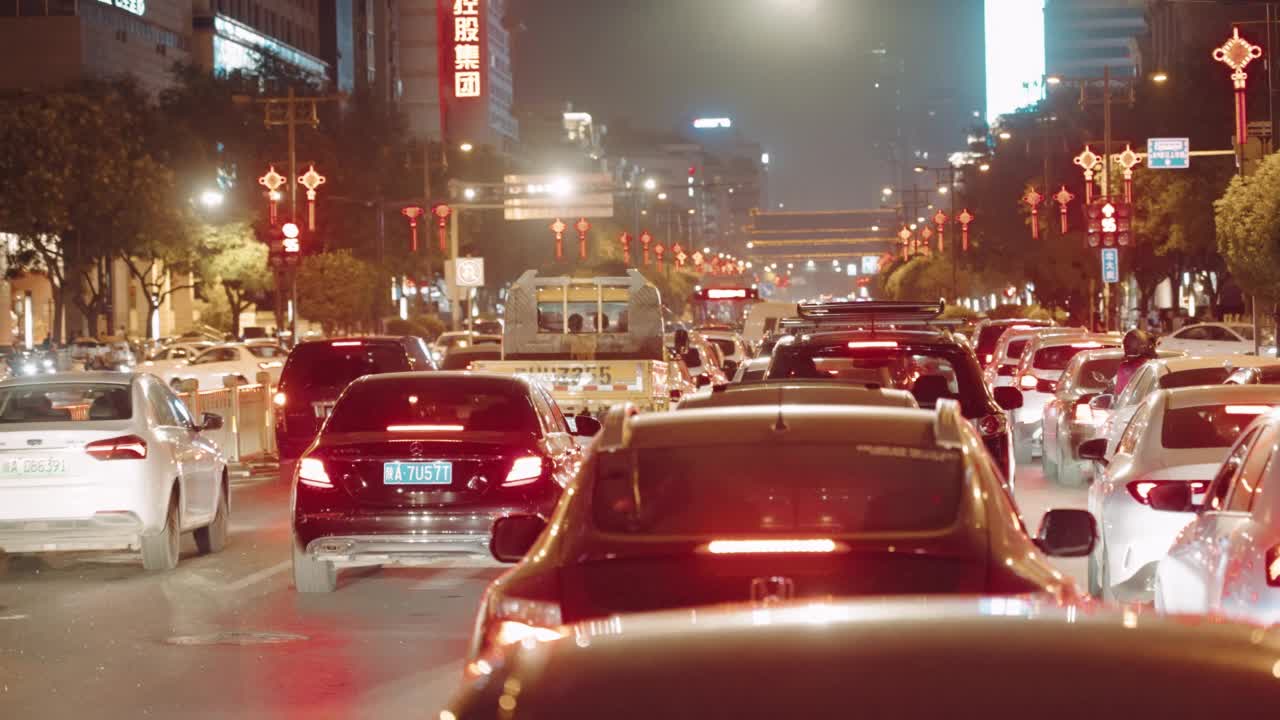 夜间在城市道路上行驶的汽车视频素材