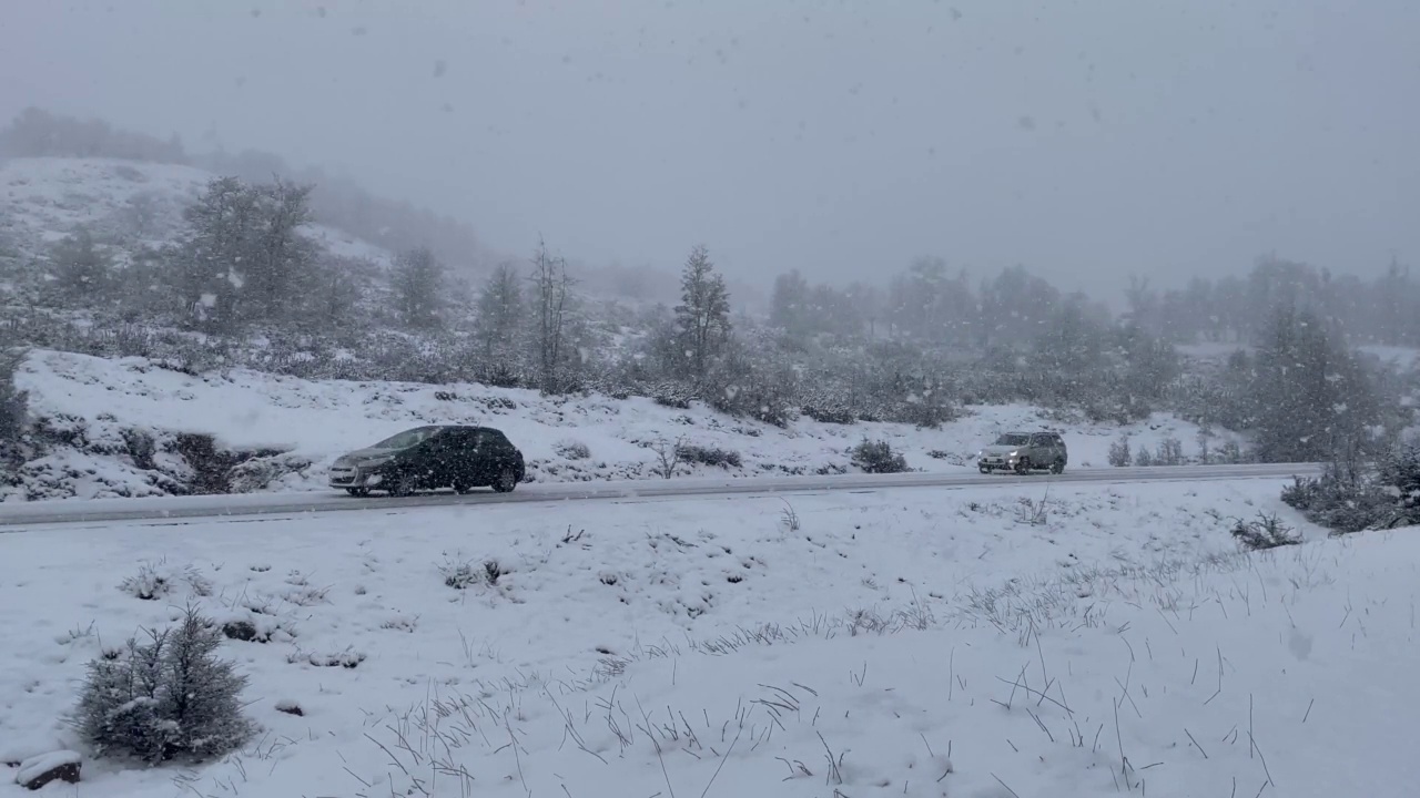 阿根廷内昆省，七湖公路附近的山上的大雪(西班牙语:Camino de los Siete Lagos)。4K分辨率。视频素材