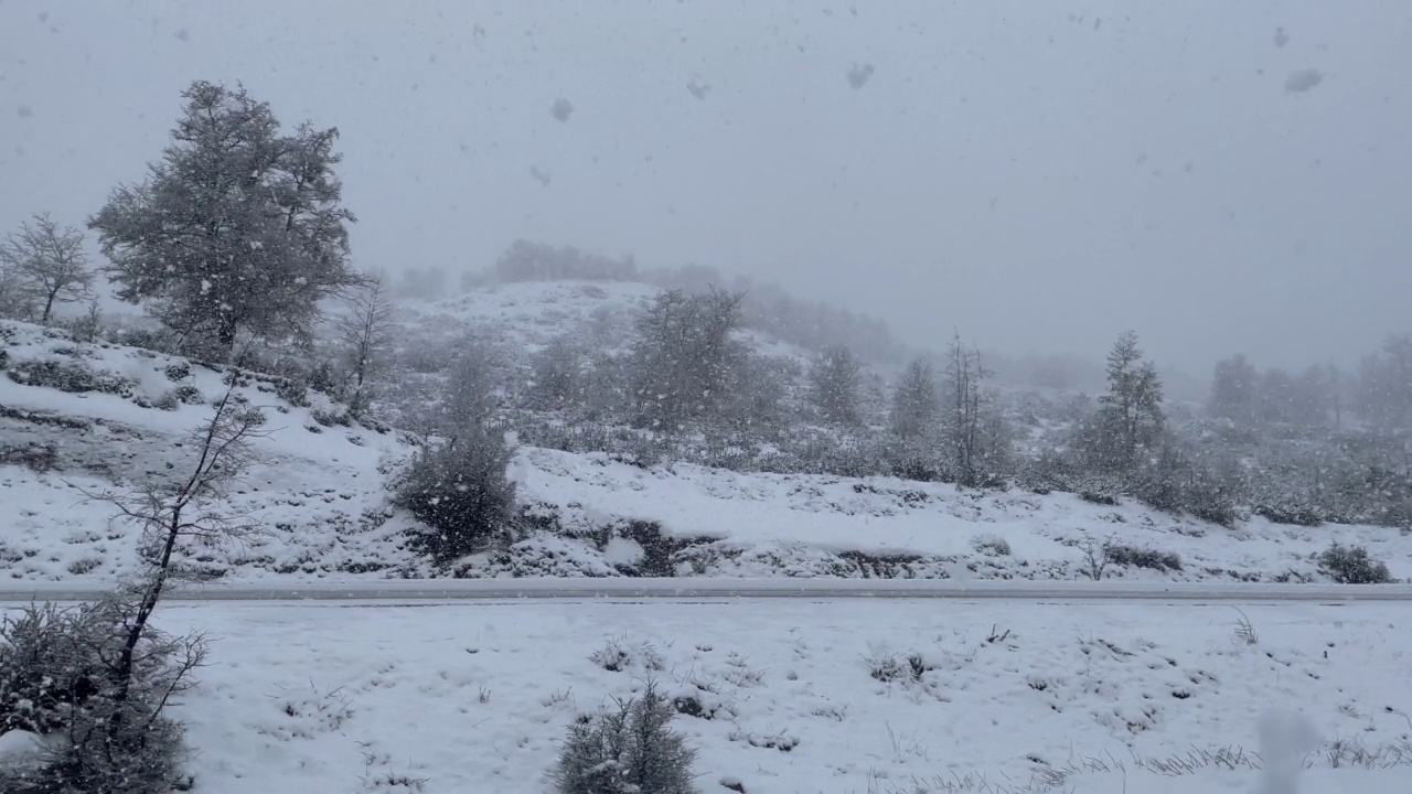 阿根廷内昆省，七湖公路附近的山上的大雪(西班牙语:Camino de los Siete Lagos)。4K分辨率。视频素材