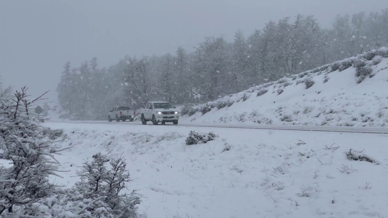 阿根廷内昆省，七湖公路附近的山上的大雪(西班牙语:Camino de los Siete Lagos)。4K分辨率。视频素材