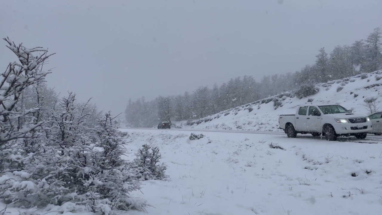 阿根廷内昆省，七湖公路附近的山上的大雪(西班牙语:Camino de los Siete Lagos)。4K分辨率。视频素材