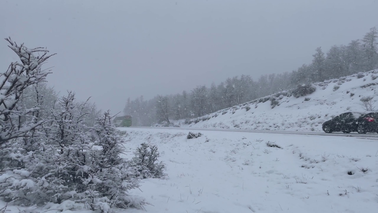 阿根廷内昆省，七湖公路附近的山上的大雪(西班牙语:Camino de los Siete Lagos)。4K分辨率。视频素材