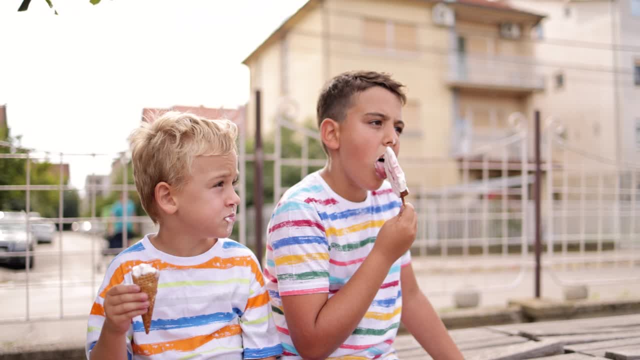 可爱的白人兄弟在吃冰淇淋视频素材