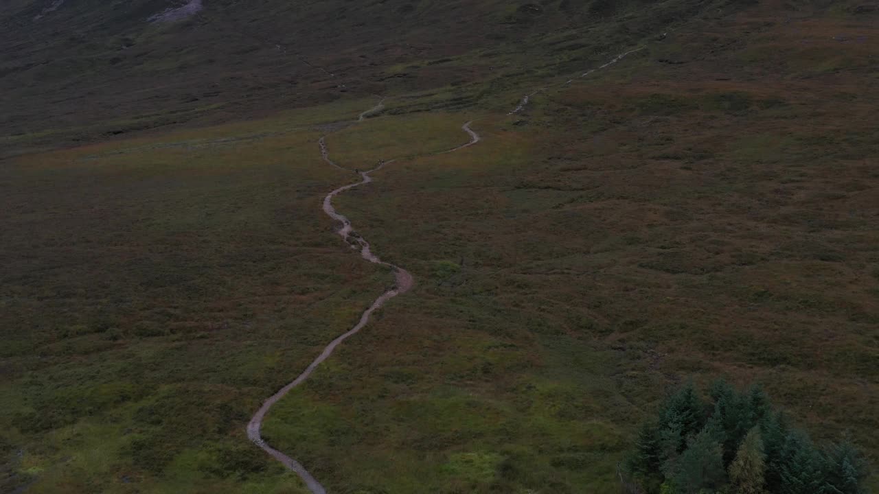 航拍的美丽戏剧Buachaille Etive Mor在一个灰色的阴天在苏格兰高地苏格兰著名的山视频素材