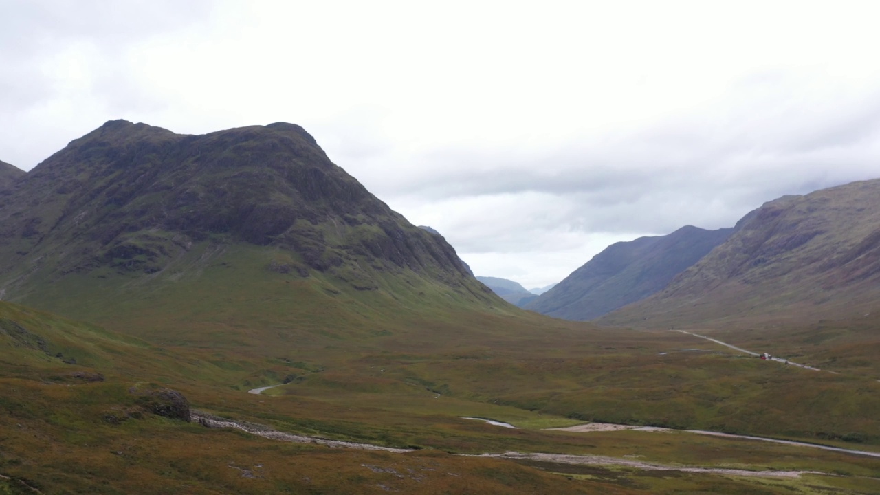 航拍的美丽戏剧Buachaille Etive Mor在一个灰色的阴天在苏格兰高地苏格兰著名的山视频素材