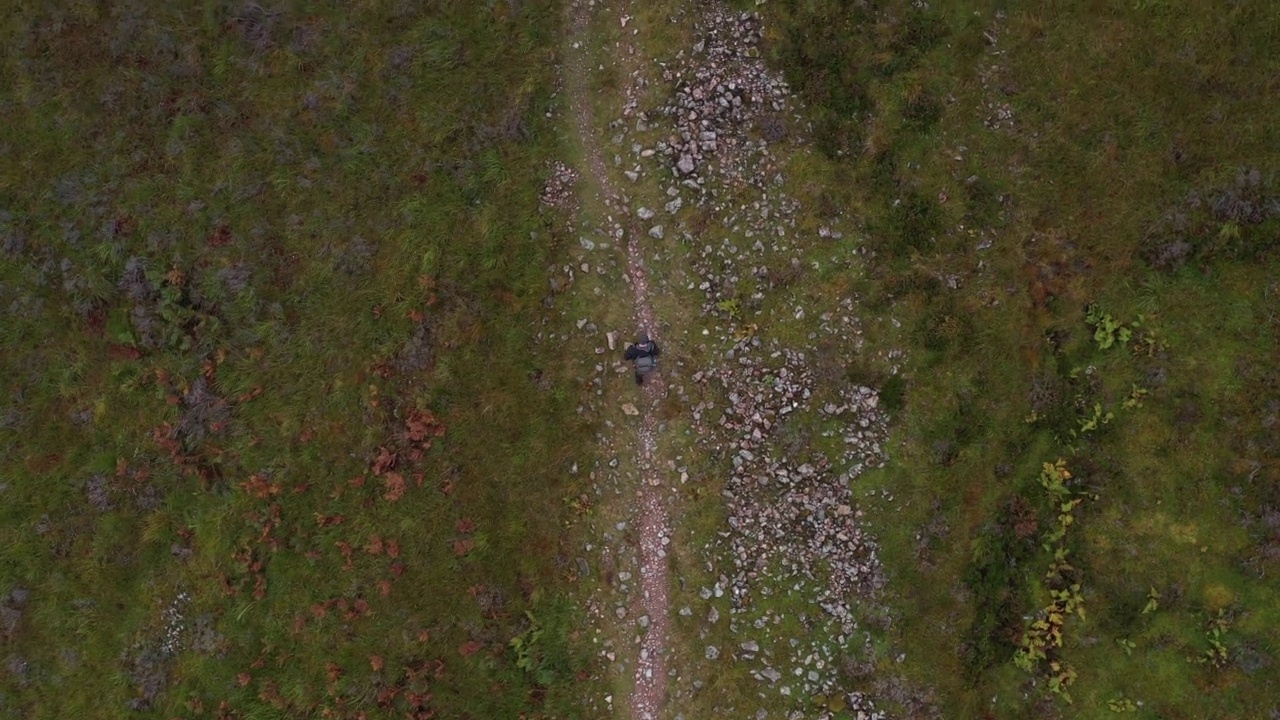 航拍的徒步旅行者在美丽的戏剧性的Buachaille Etive Mor，在一个灰色的阴天在苏格兰高地-苏格兰著名的山视频素材