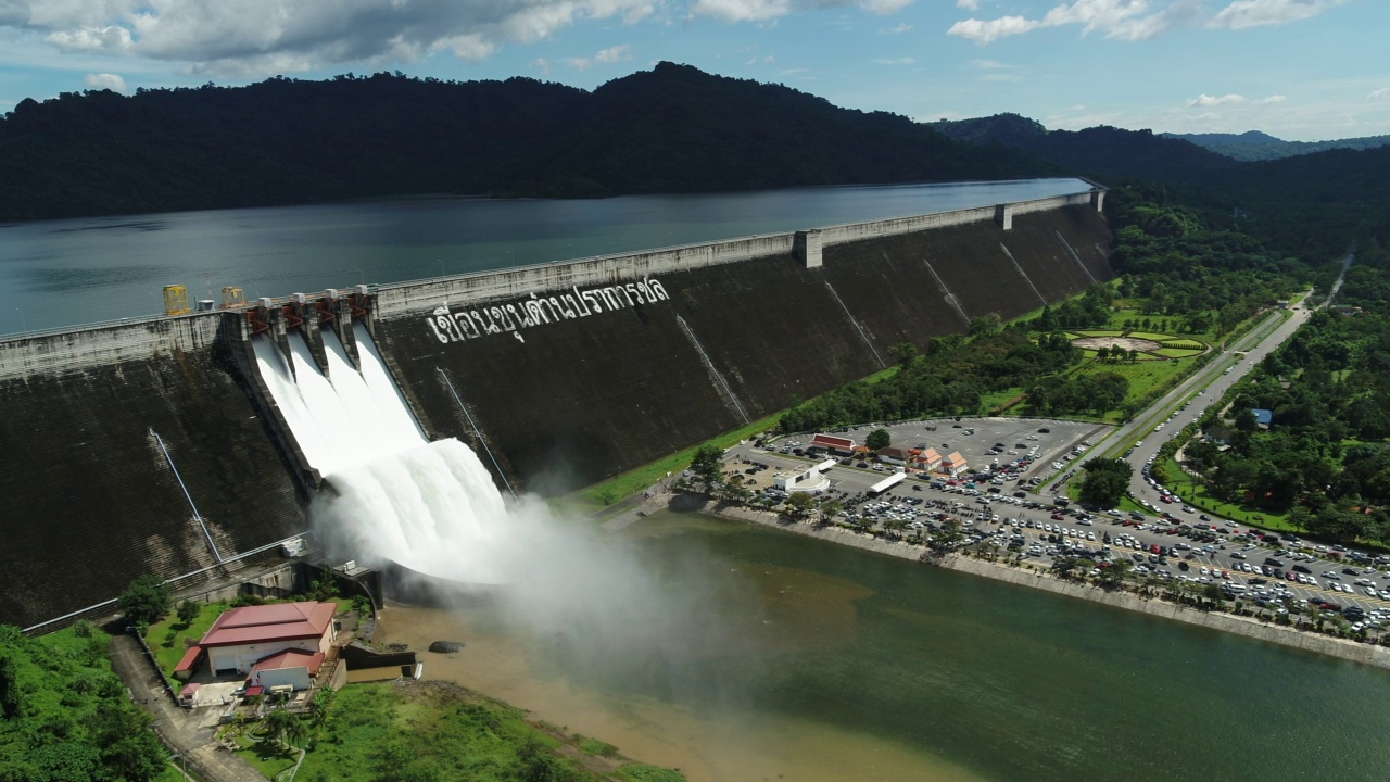 大坝放水从大坝流出的水视频素材