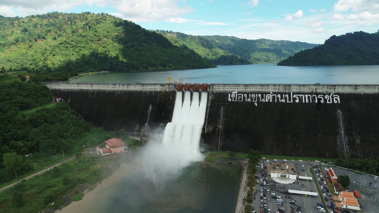 大坝放水从大坝流出的水视频素材