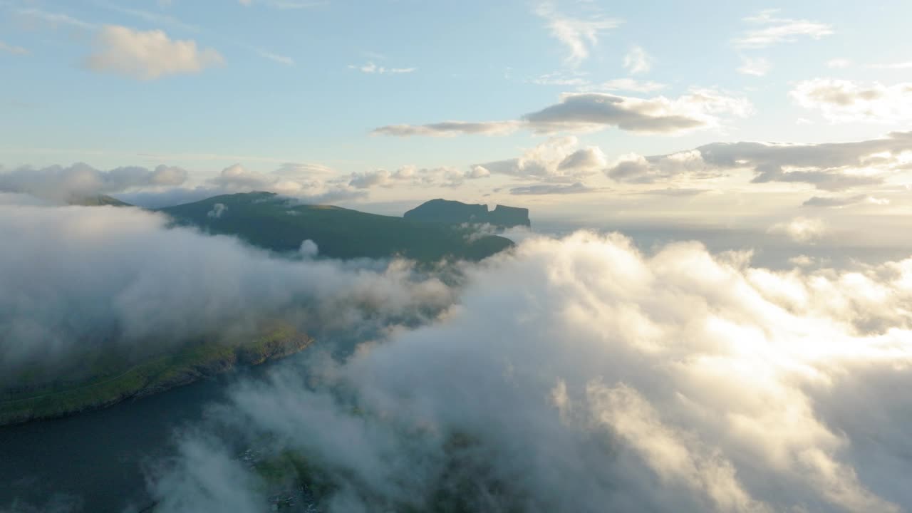 空中向前的美丽的村庄从云端看海洋-法罗群岛，丹麦视频素材