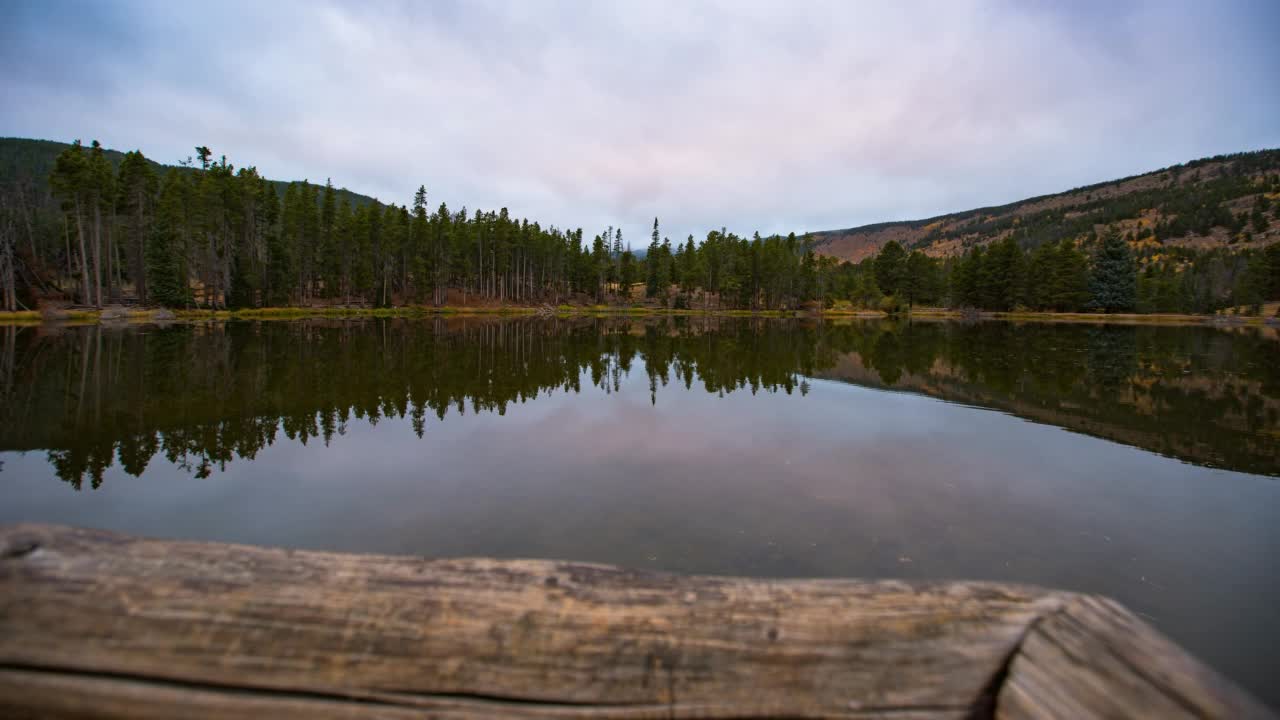 时光流逝的风景拍摄的森林在多云的天空下山上-落基山国家公园，科罗拉多州视频素材