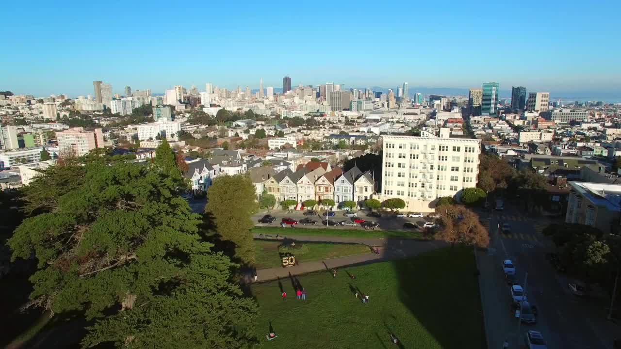 空中拍摄的城市住宅建筑，无人机在阳光明媚的日子向前飞行-旧金山，加利福尼亚州视频素材