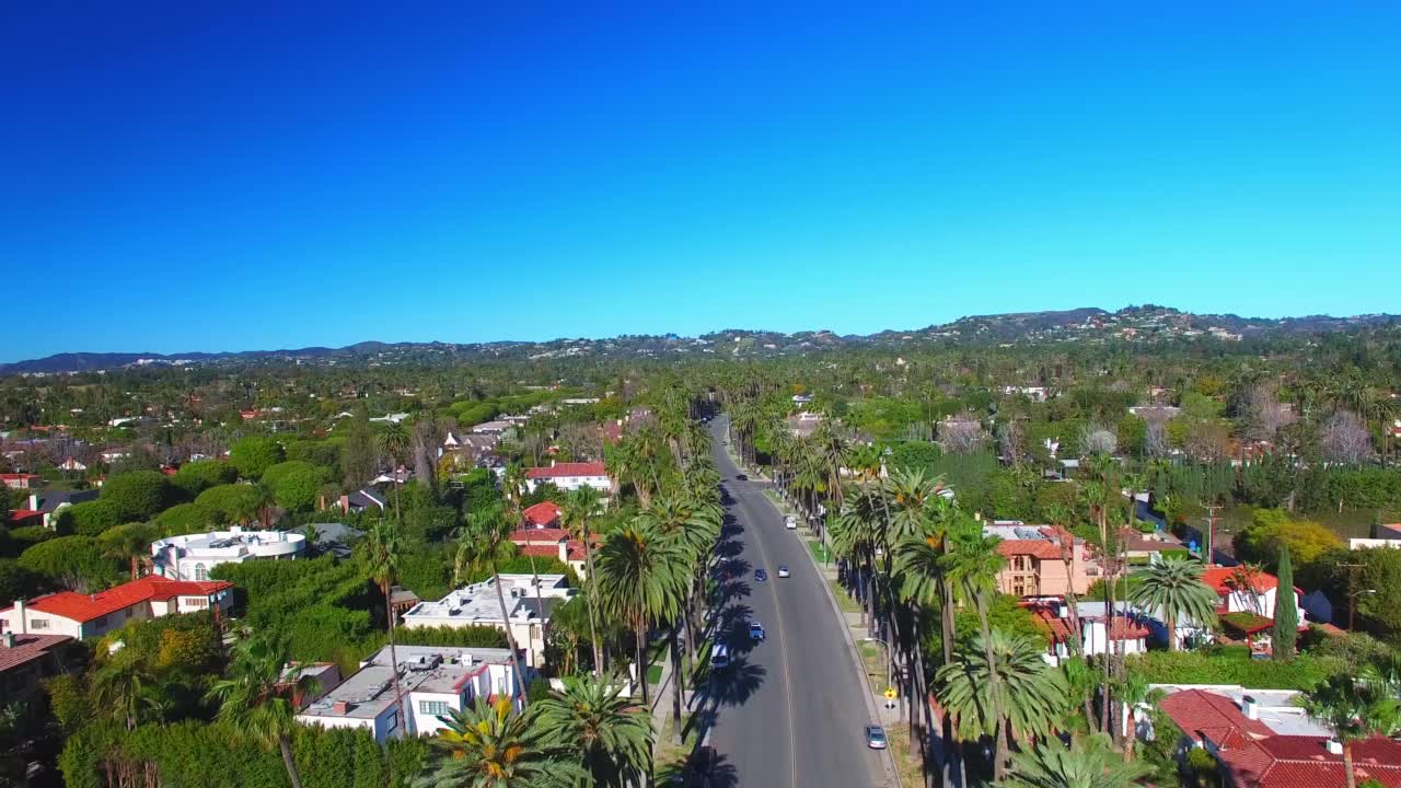 空中向前的美丽的住宅城市在晴朗的天空-比弗利山，加利福尼亚州视频素材