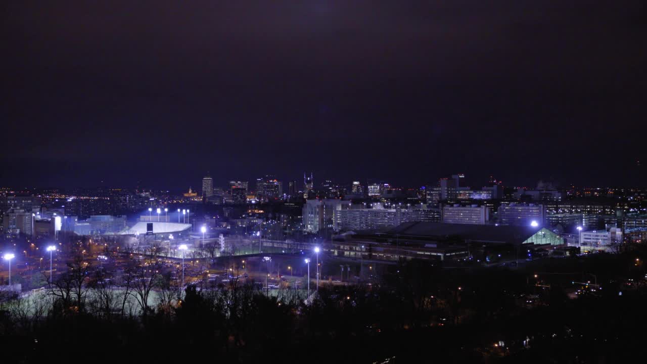 夜间汽车在城市道路上行驶的封锁镜头——田纳西州纳什维尔视频素材