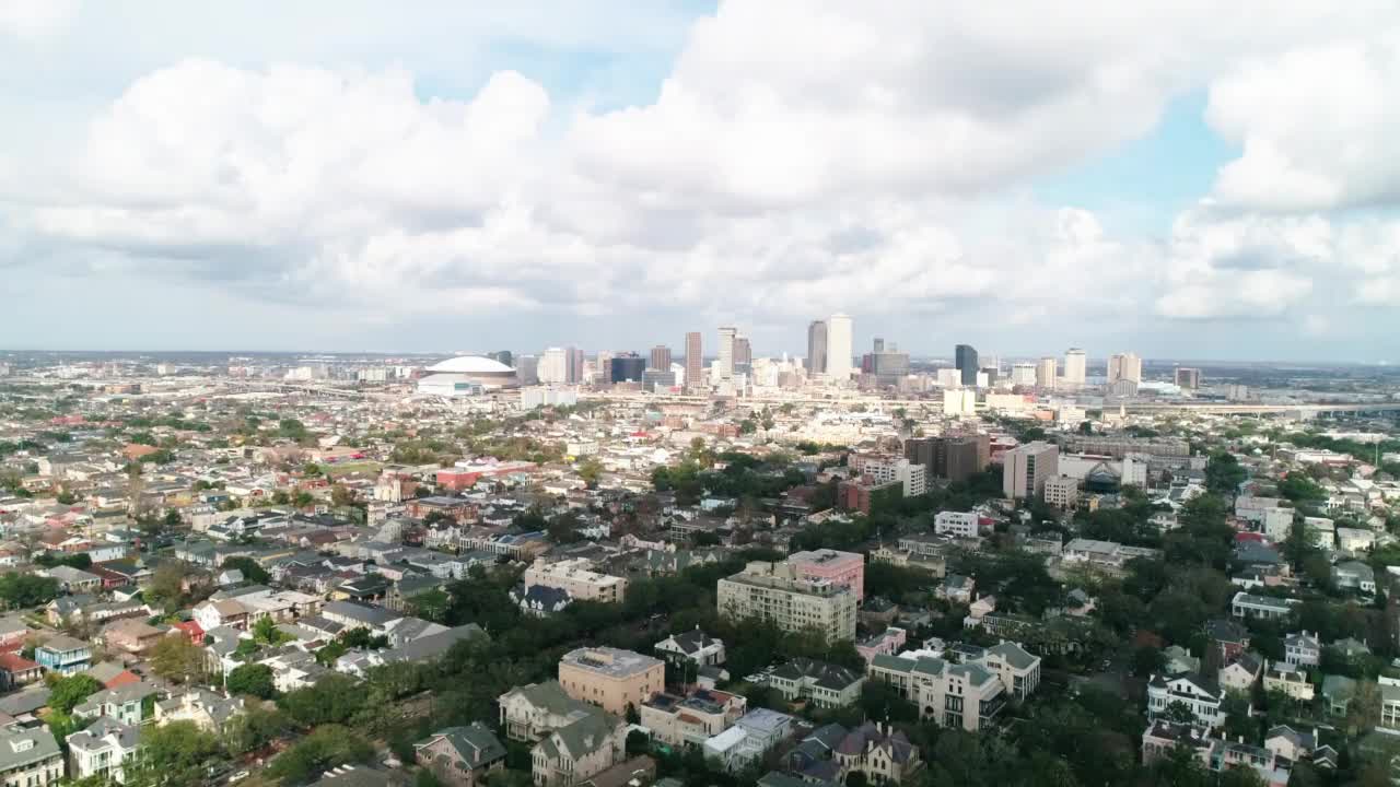 航拍:多云天空下市中心摩天大楼的航拍，无人机在居民楼上空向前飞行——路易斯安那州新奥尔良视频素材