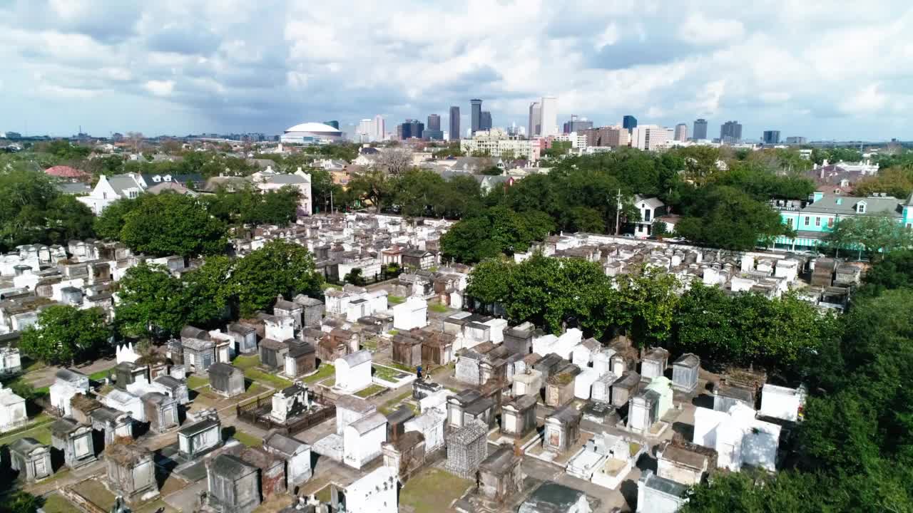 空中向前拍摄的人们走在格林伍德公墓的市中心在多云的天空下-新奥尔良，路易斯安那州视频素材