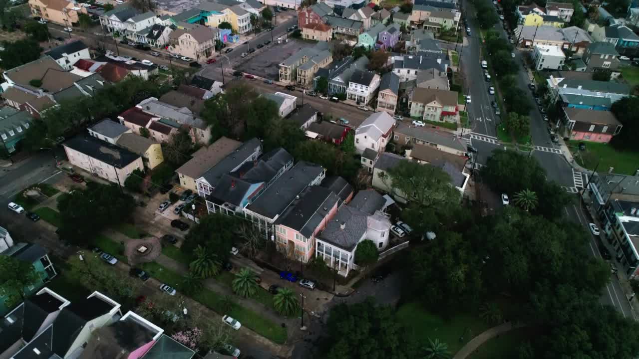 空中倾斜拍摄的现代摩天大楼在住宅城市-新奥尔良，路易斯安那州视频素材