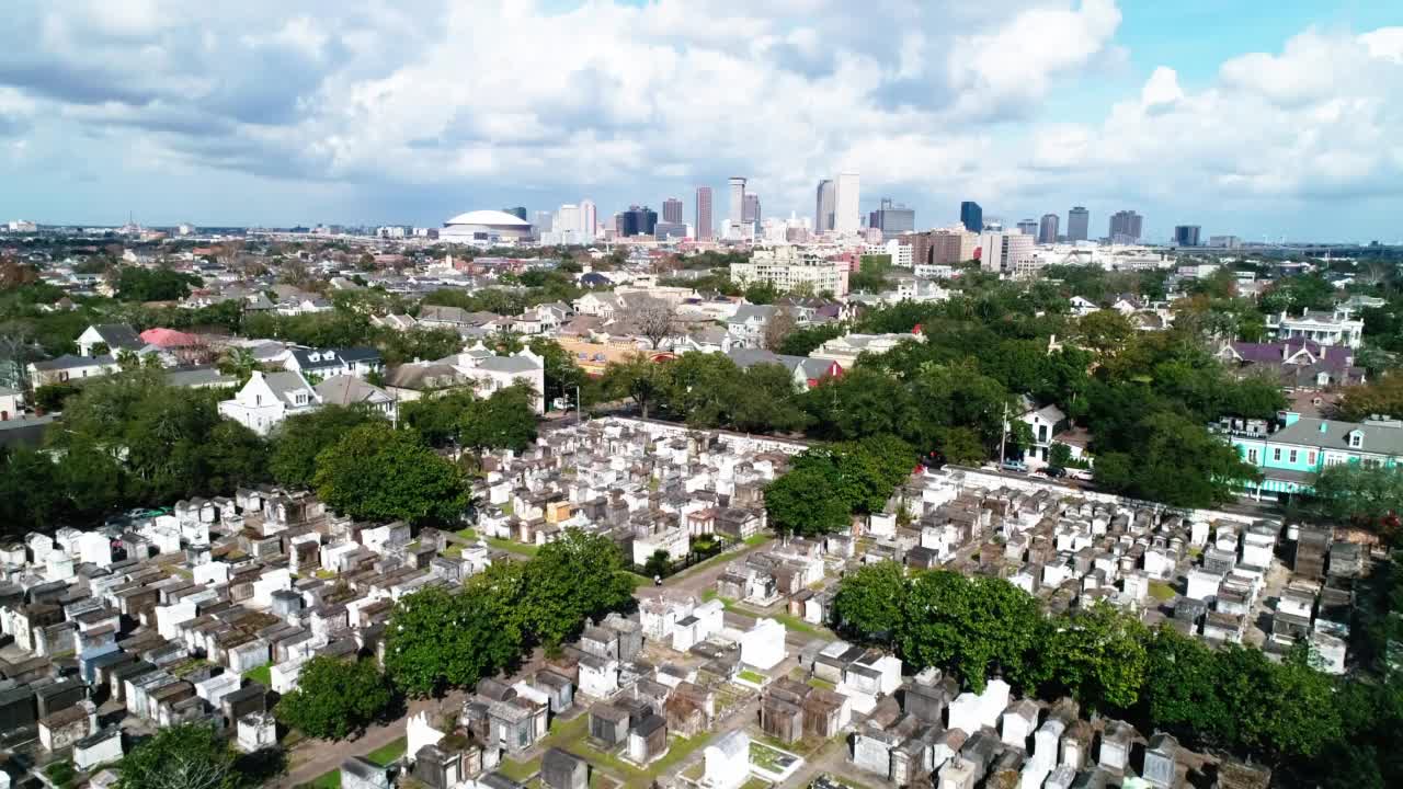 航拍:航拍的历史墓地在市中心在城市，无人机飞行向前在阳光灿烂的日子-新奥尔良，路易斯安那州视频素材